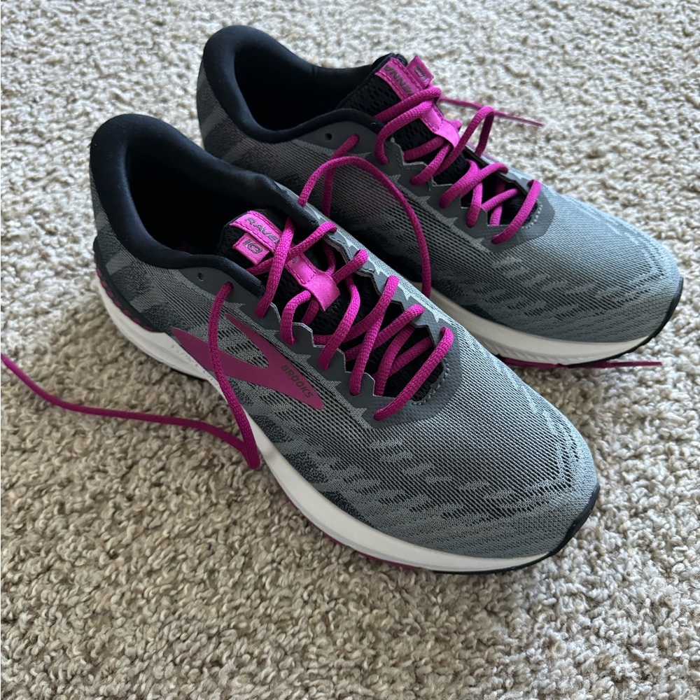 Brooks Ravenna 10 in a size women’s 8